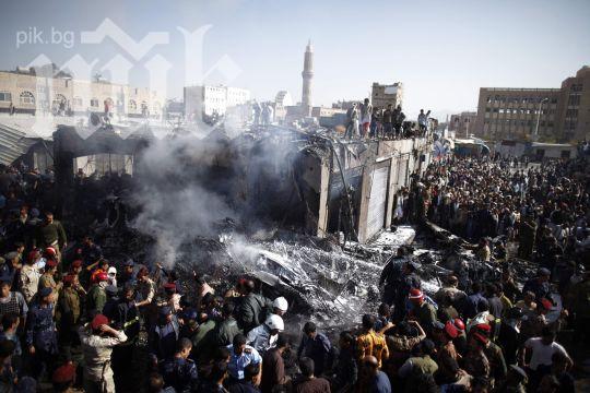 Военен самолет се разби в столицата на Йемен 
