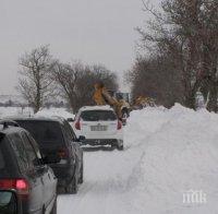 Ад в Добрич! Близо 90 населени места останаха без ток, затвориха пътя за Варна