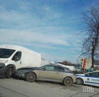 Звън на ламарини в Пловдив! Кола се заби в бус, друга - в мантинела (СНИМКА)
