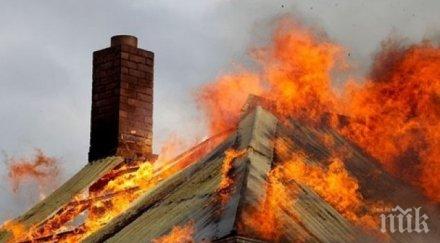 извънредно къща пламна карловско вятърът разпалва огъня