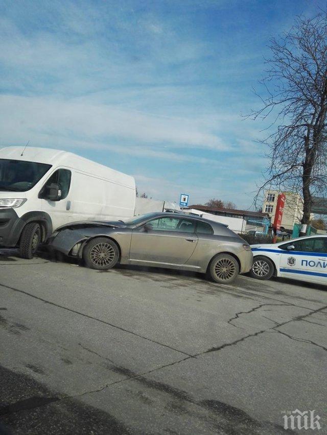 Звън на ламарини в Пловдив! Кола се заби в бус, друга - в мантинела (СНИМКА)