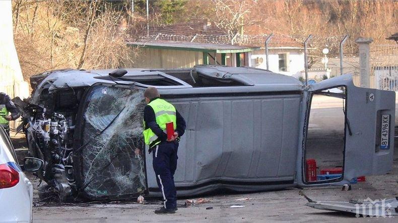 ТЕЖЪК ИНЦИДЕНТ! Автомобил падна от мост във Велико Търново (СНИМКИ)