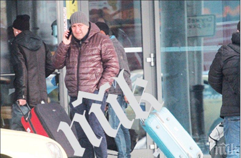 САМО В ПИК И РЕТРО! Тончо Токмакчиев грижовен син - продуцентът гледа майка си и внучето (ПАПАРАШКИ СНИМКИ) 