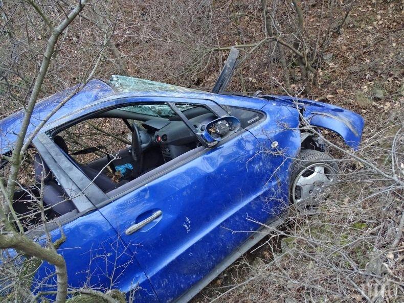 ЗВЕРСКО! Кола излетя от пътя край Банско, четирима македонци са в болница