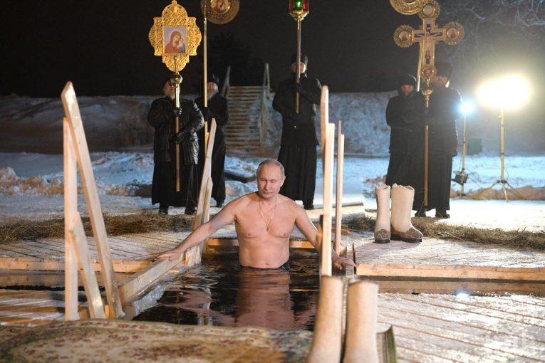 Путин скочи гол до кръста в ледено езеро за Богоявленския кръст