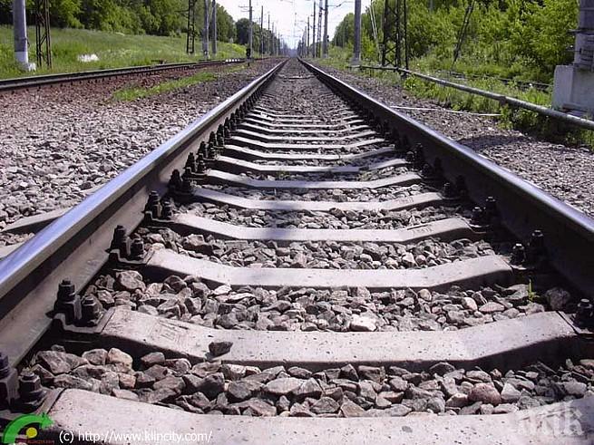 ИЗВЪНРЕДНО! Влак блъсна каруца в Бургас, спряха движението по жп линията
