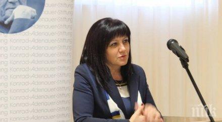 ексклузивно пик ретро цвета караянчева стил сред първите дами шефката парламента засенчва деси радева