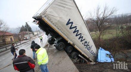 кошмар пътя тир излетя мост падна река