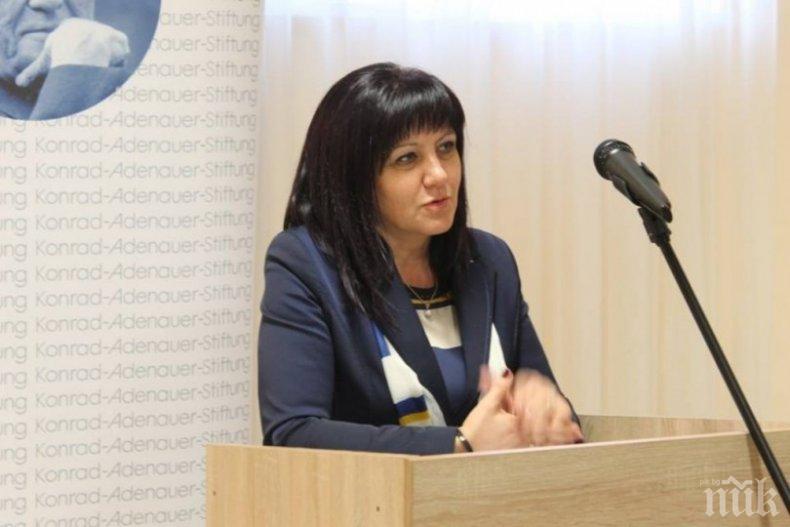 ЕКСКЛУЗИВНО В ПИК И РЕТРО! Цвета Караянчева №1 по стил сред първите дами - шефката на парламента засенчва Деси Радева  