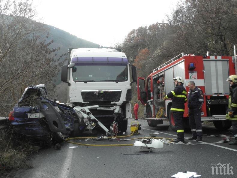 ПОРЕДНА ЖЕРТВА! Мъж загина при катастрофа на пътя София-Варна, двама берат душа в болница 
