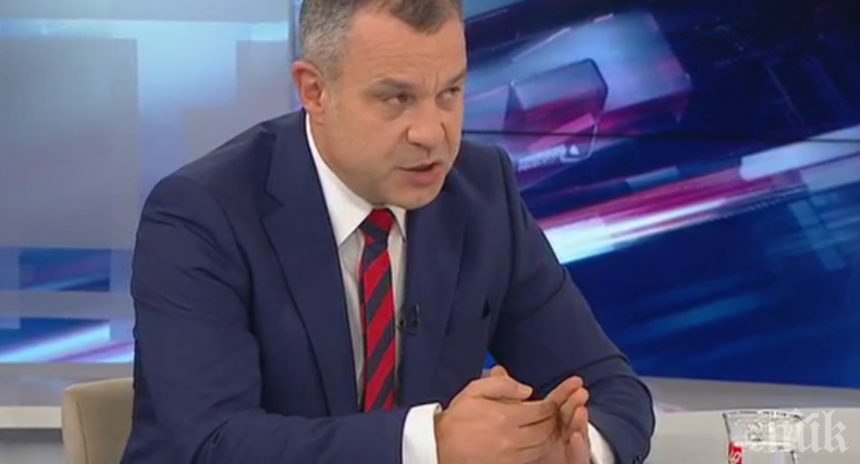 Кошлуков със закачка към операторите в БНТ - показаха лачените му обувки в ефир 