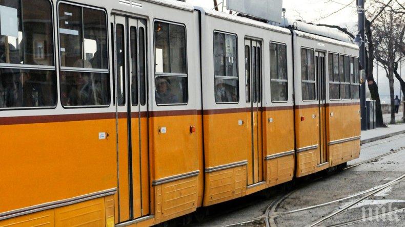 ОТ ПОСЛЕДНИТЕ МИНУТИ! Приеха по спешност 7 души в болница след зверското меле между бус и трамвай в София (СНИМКИ)