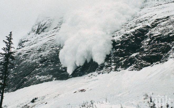 Лавина блокира швейцарски курорт