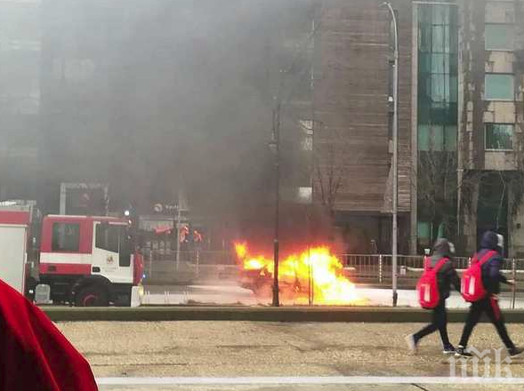 Кола пламна пред общината във Варна! Адски взрив уплаши хората 