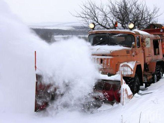 Над 160 машини почистват пътищата от сняг