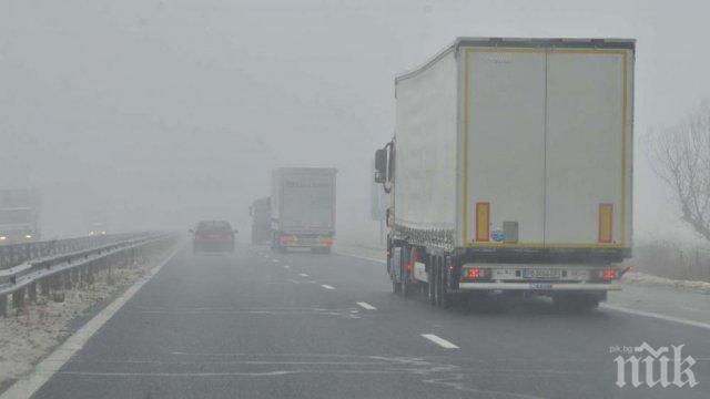 Камион блокира движението по пътя между Враца и Оряхово (СНИМКИ)