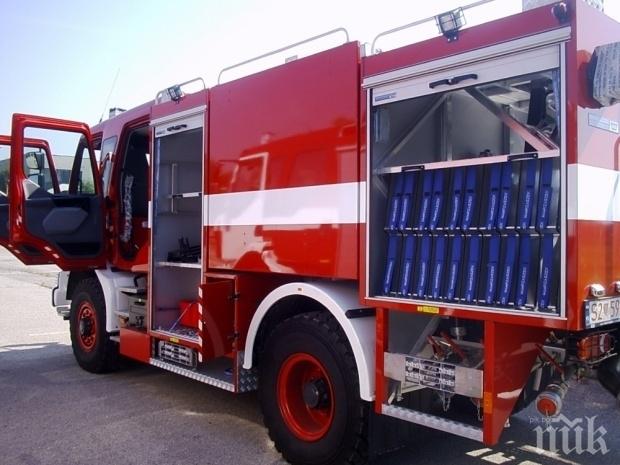 Товарен автомобил се запали по време на движение