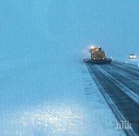 Силни снеговалежи предизвикаха транспортен хаос в Китай