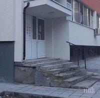 Ужас в Бургас! Откриха труп на млад мъж във вход на блок