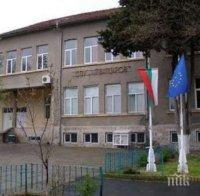 Петокласник заби юмрук в лицето на учител по време на час