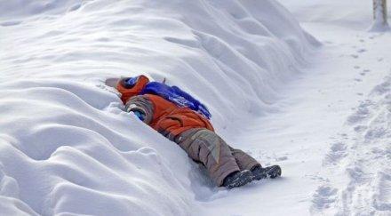 нечовешко майка изхвърли минусовия студ двумесечното бебе