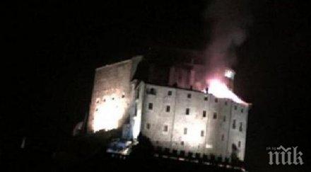 подпали абатството италия вдъхновило умберто еко името розата