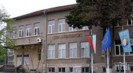 петокласник заби юмрук лицето учител време час