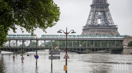 паника париж река сена преля видео