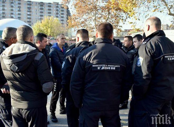 Надзирателите отново излизат на протест