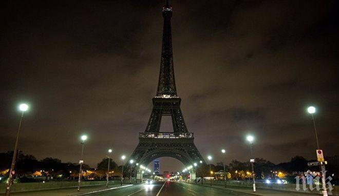 Айфеловата кула потъва в мрак в памет на жертвите от атентата в Кабул