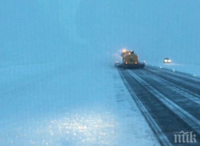 Силни снеговалежи предизвикаха транспортен хаос в Китай