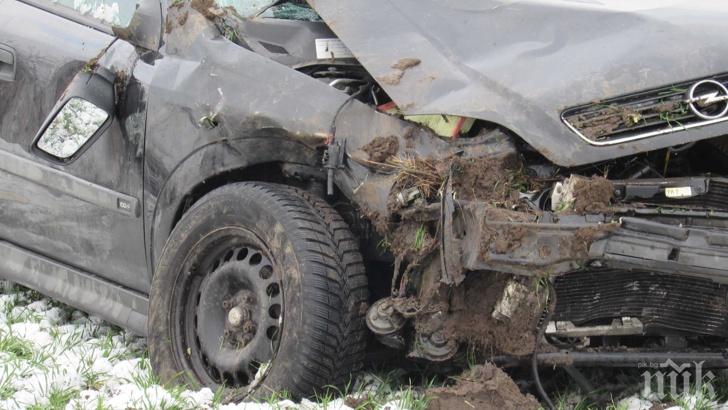 ИЗВЪНРЕДНО! 8-годишно дете е излетяло от колата в мелето на Тракия