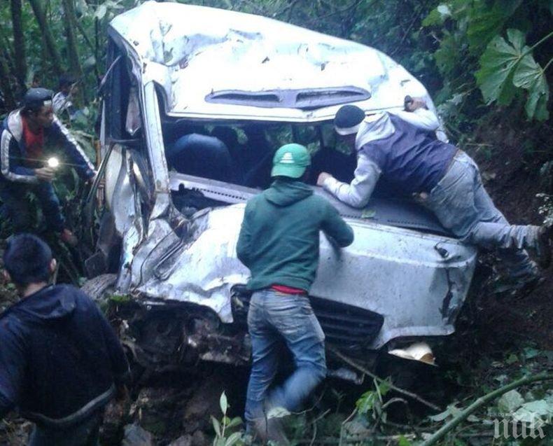 Най-малко 15 загинали при падането на автобус в пропаст в Гватемала