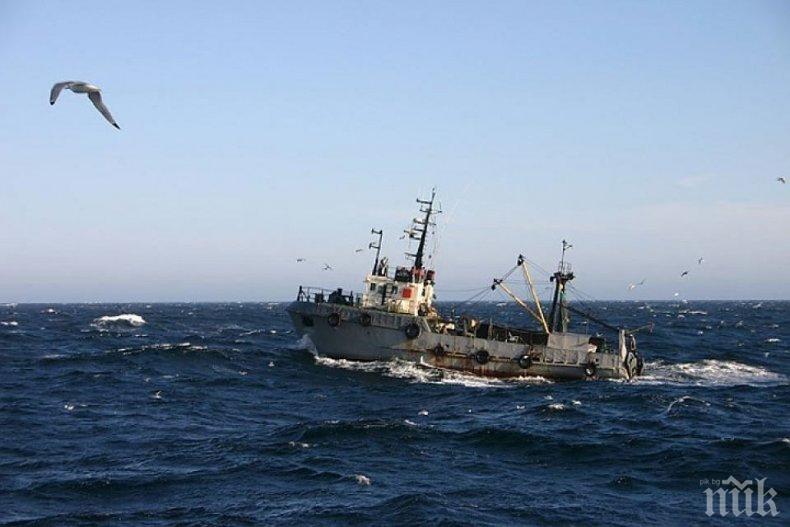 На мястото на изчезналия руски риболовен кораб намерени... два спасителни пояса! 20 души са в неизвестност (ВИДЕО)
