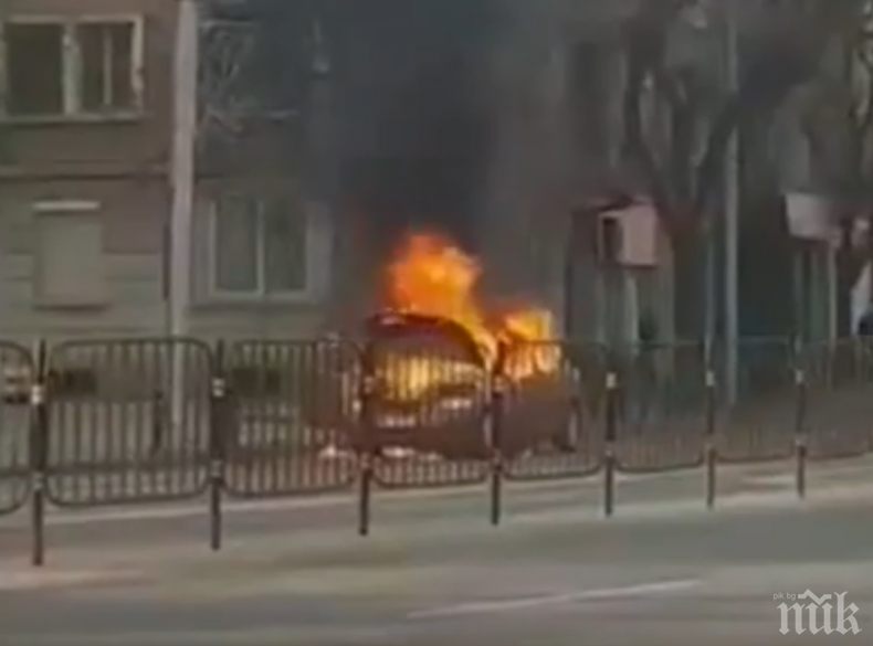 Опел изгоря за минути в центъра на Пловдив!