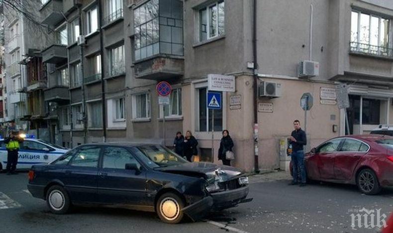 Тежка катастрофа в Бургас, карат в болница ранена шофьорка (СНИМКИ)