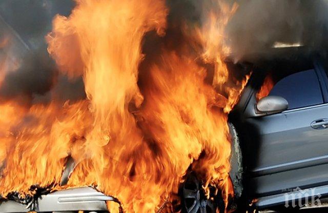 ОТ ПОСЛЕДНИТЕ МИНУТИ! Огнен ад в Пловдив! Кола се запали на най-натоварения булевард, шофьорът е в шок