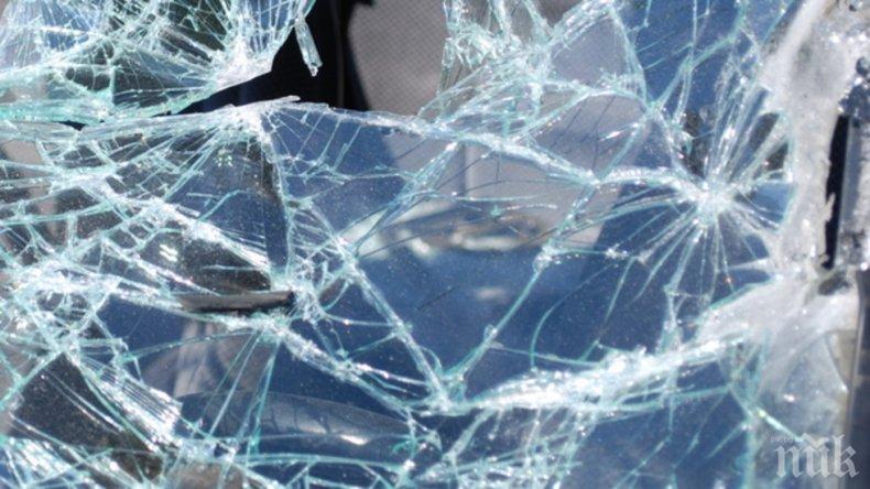 Микробус и джип се размазаха край Дамяница, има пострадали