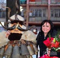 Корнелия Нинова надига бутилка с ракия навръх 