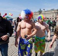 Разсеян чиновник регистрира първия гей брак в Русия! Ето какво наказание ще понесе
