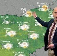 Емо Чолаков бродира гоблени и шие дрехи