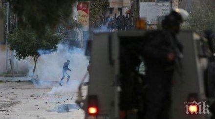 шокиращо израелски военни разстреляха палестинско момче замервало камъни