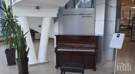 уникално мелодии старинно пиано посрещат пътниците автогара бургас