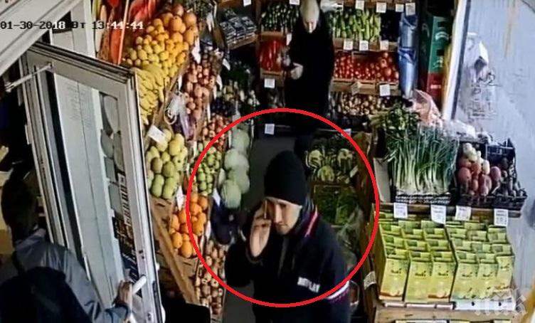 Познавате ли този мъж? Камера го хвана да краде от магазин в Пловдив