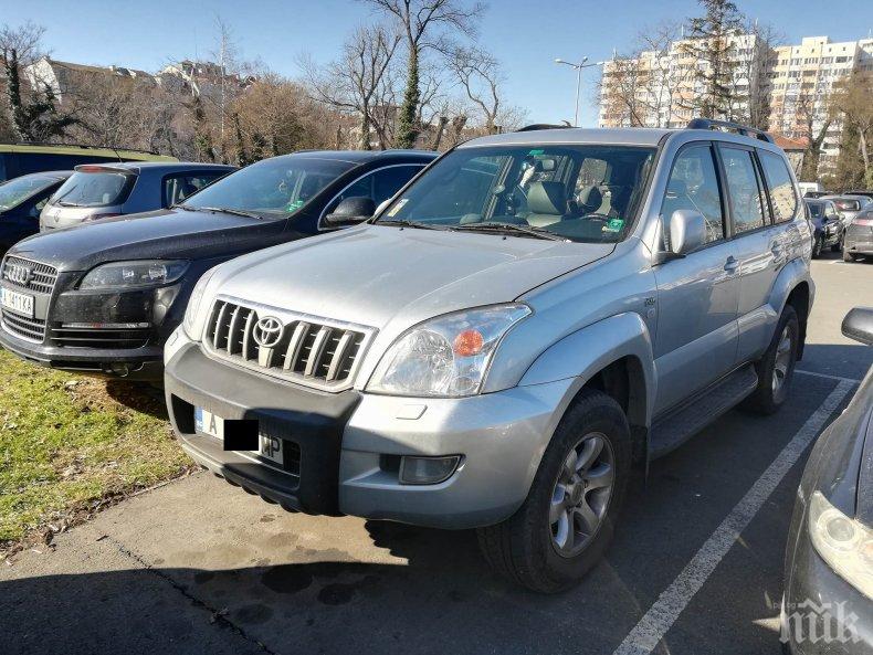 ЕКСКЛУЗИВНО! Кървави петна бележат мястото, където клаха шефа на завода (СНИМКИ)