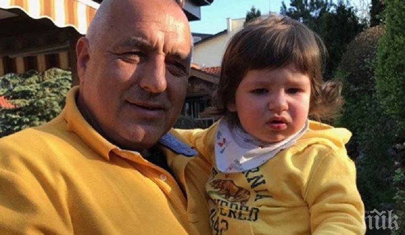 ПЪРВО В ПИК! Премиерът Борисов се похвали в мрежата - играе карти с внука (СНИМКА)