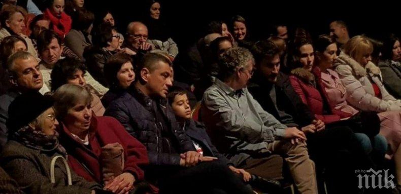 КУЛТУРА! Депутатът Краси Янков мръзне в театъра