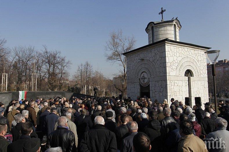 Почетоха жертвите на комунизма пред НДК (СНИМКИ)