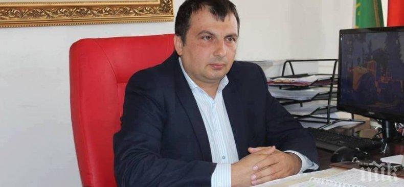 ГОРЕЩИ ПОДРОБНОСТИ! Прокуратурата погва кмета на Септември, следователи изнасят чували с документи от общината ГОРЕЩИ ПОДРОБНОСТИ! Прокуратурата погва кмета на Септември, следователи изнасят чували с документи от общината