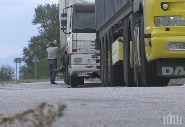 Камион помете малко момиченце в Сандански